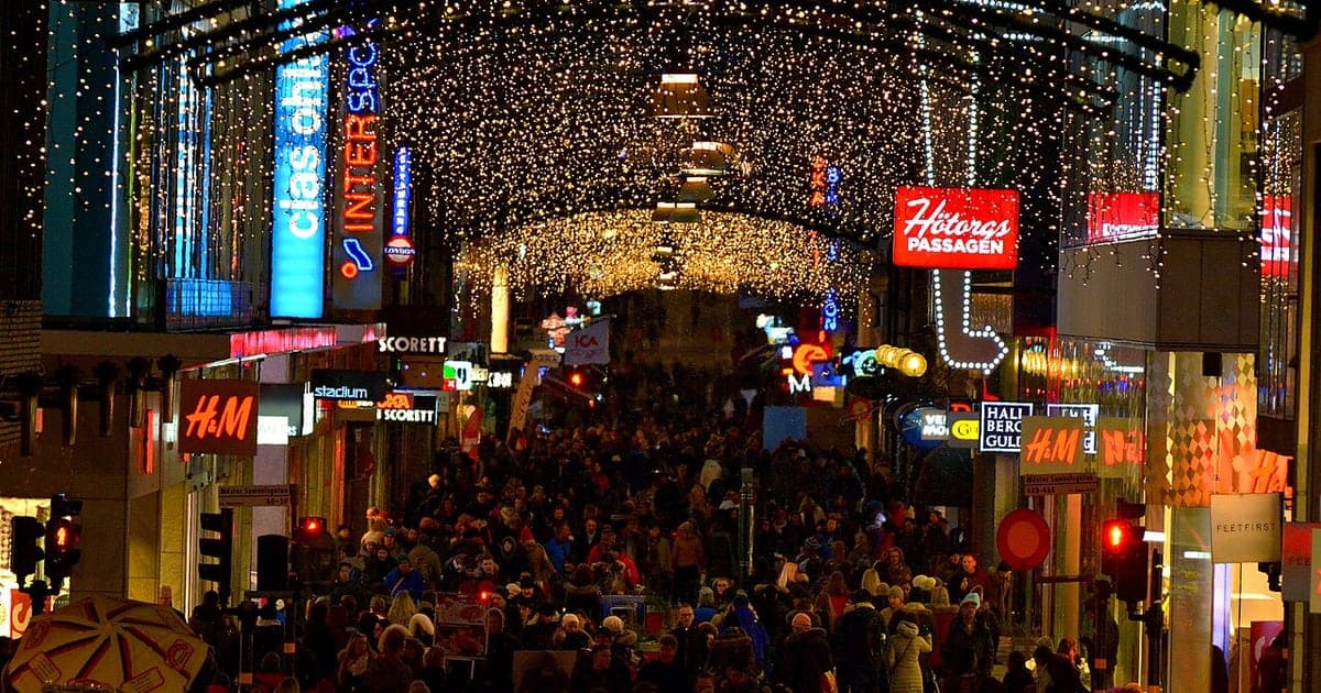Julhandel på Drottninggatan i Stockholm med julbelysning och mycket folk