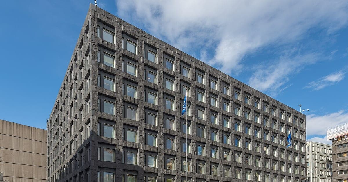 Riksbankens huvudkontor vid Brunkebergstorg i Stockholm, en mörk stenfasad mot blå himmel