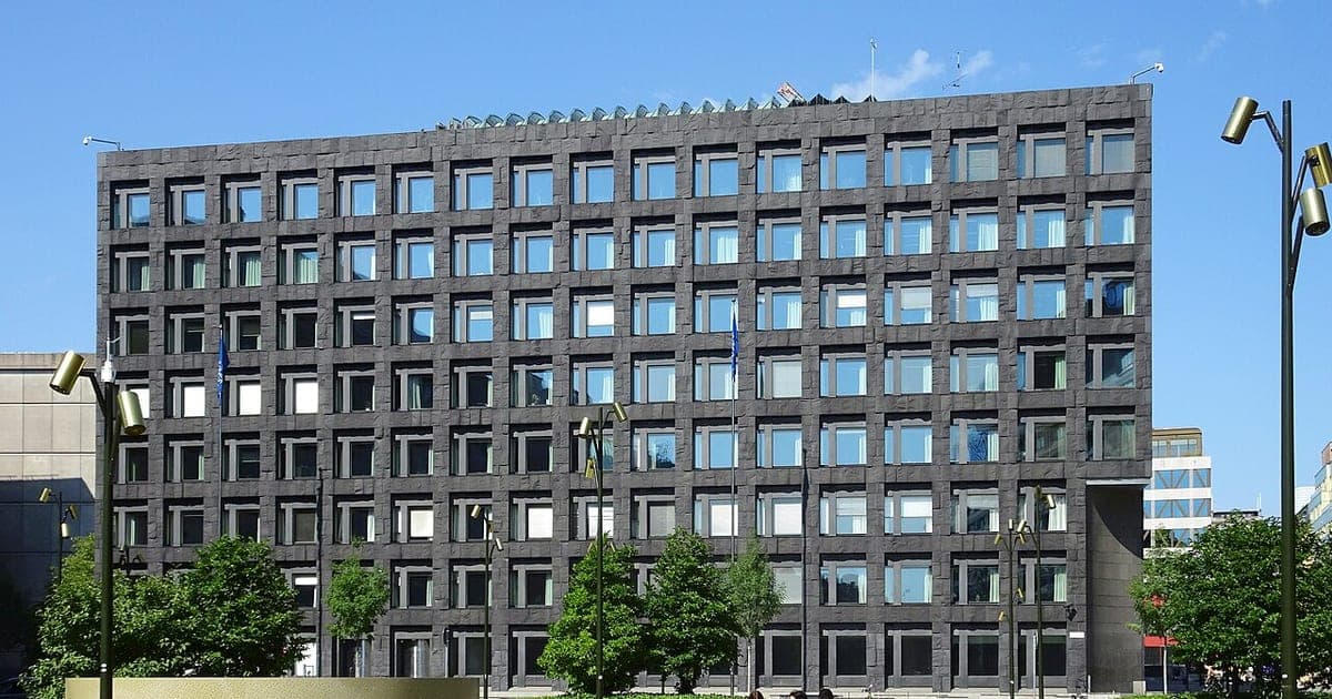 Riksbankens hus vid Brunkebergstorg i Stockholm en sommardag